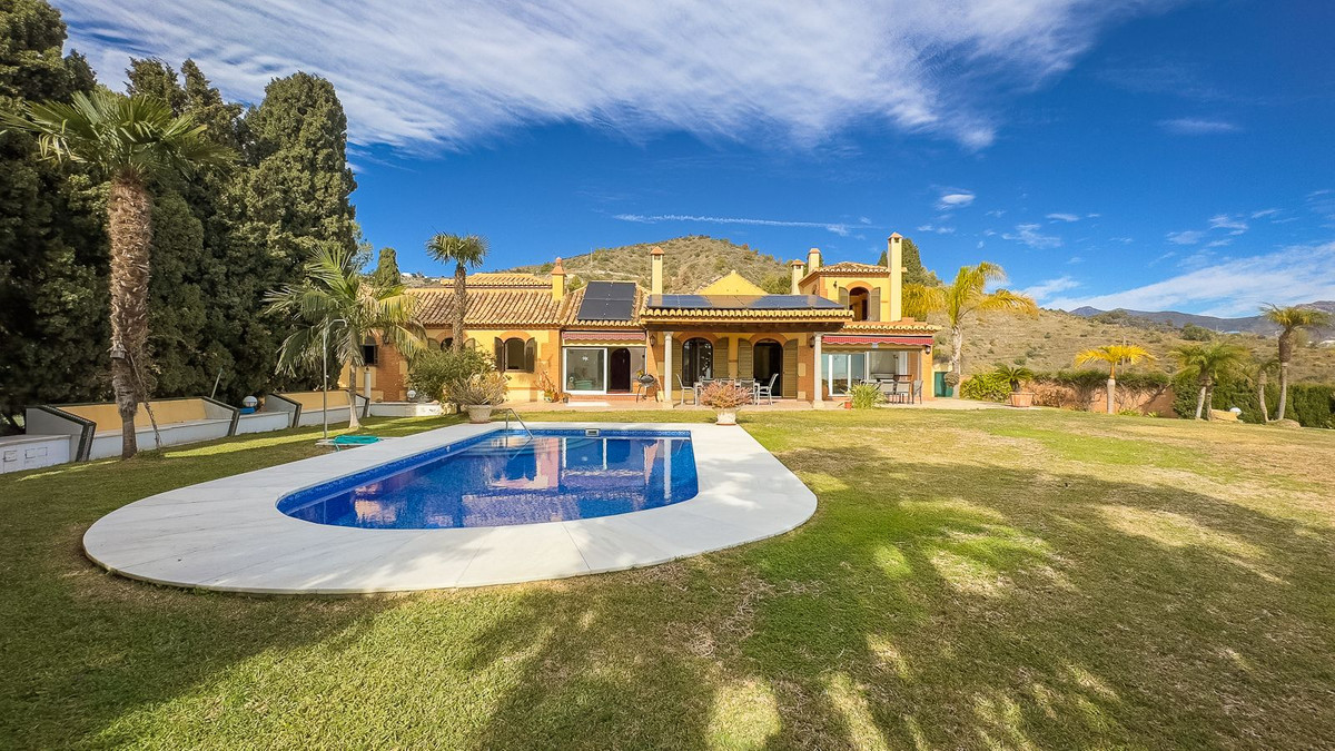 Detached Villa for sale in La Herradura €1490000 Ref R4229824