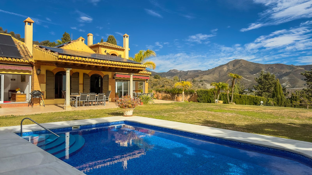 Detached Villa for sale in La Herradura €1490000 Ref R4229824