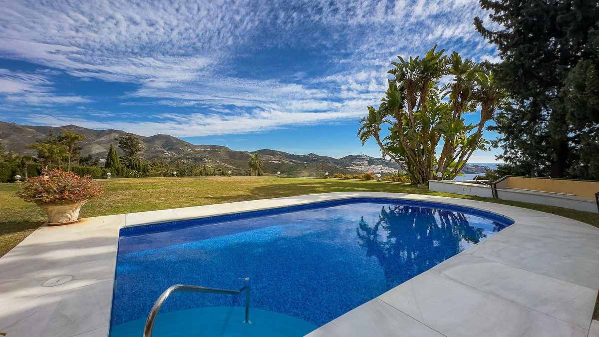Detached Villa for sale in La Herradura €1490000 Ref R4229824