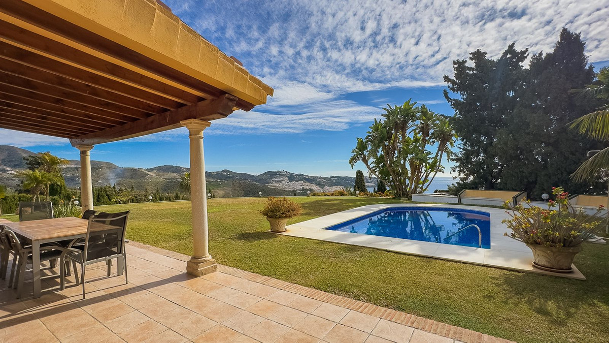 Detached Villa for sale in La Herradura €1490000 Ref R4229824