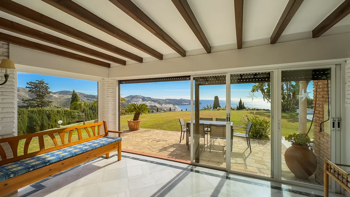 Detached Villa for sale in La Herradura €1490000 Ref R4229824