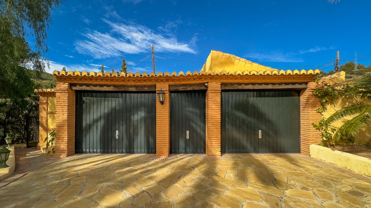 Detached Villa for sale in La Herradura €1490000 Ref R4229824