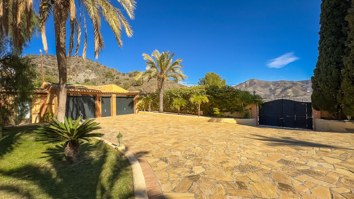 Detached Villa for sale in La Herradura €1490000 Ref R4229824