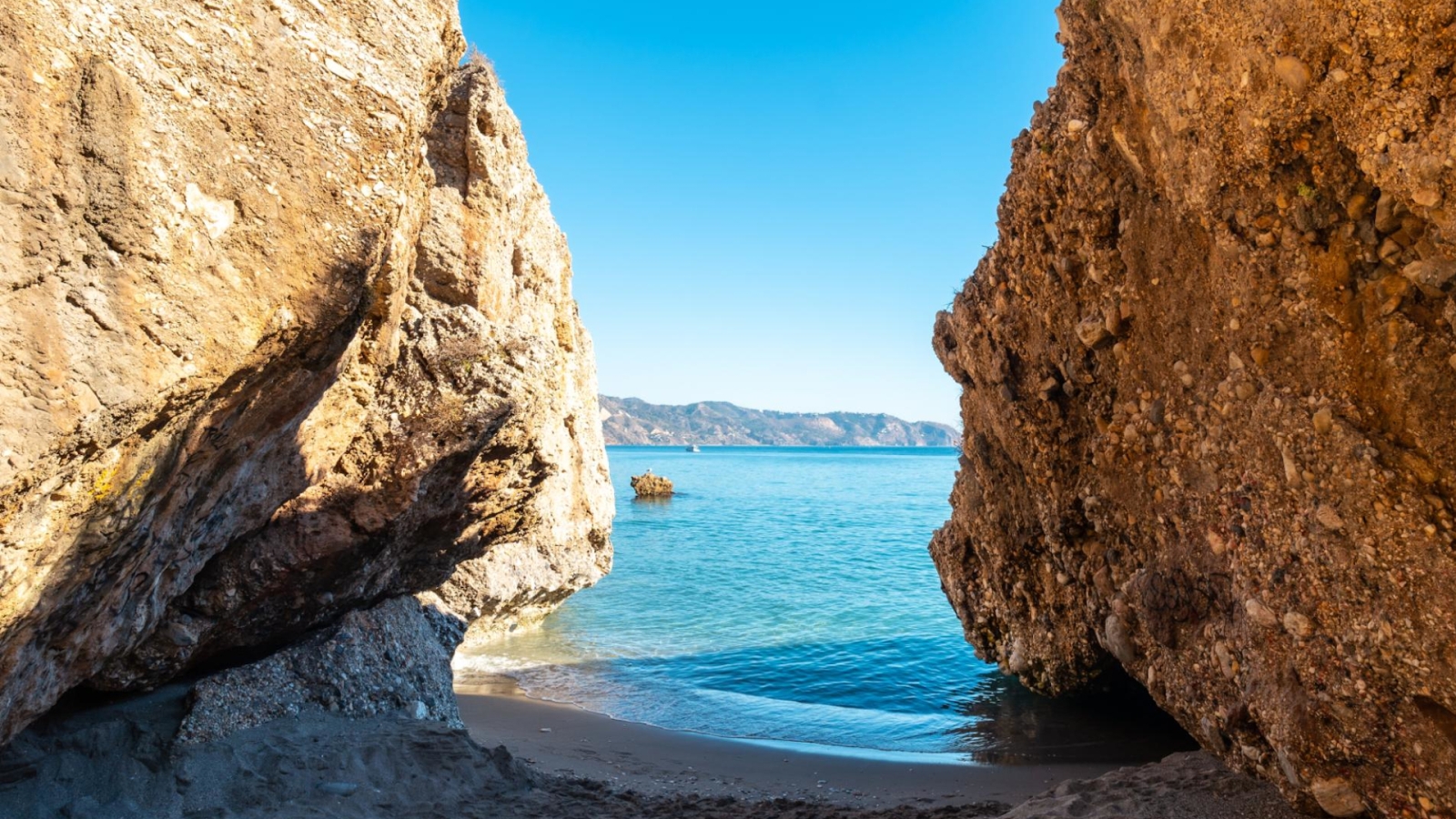 shutterstock 2108859497 - Calas de La Playa de Calahonda