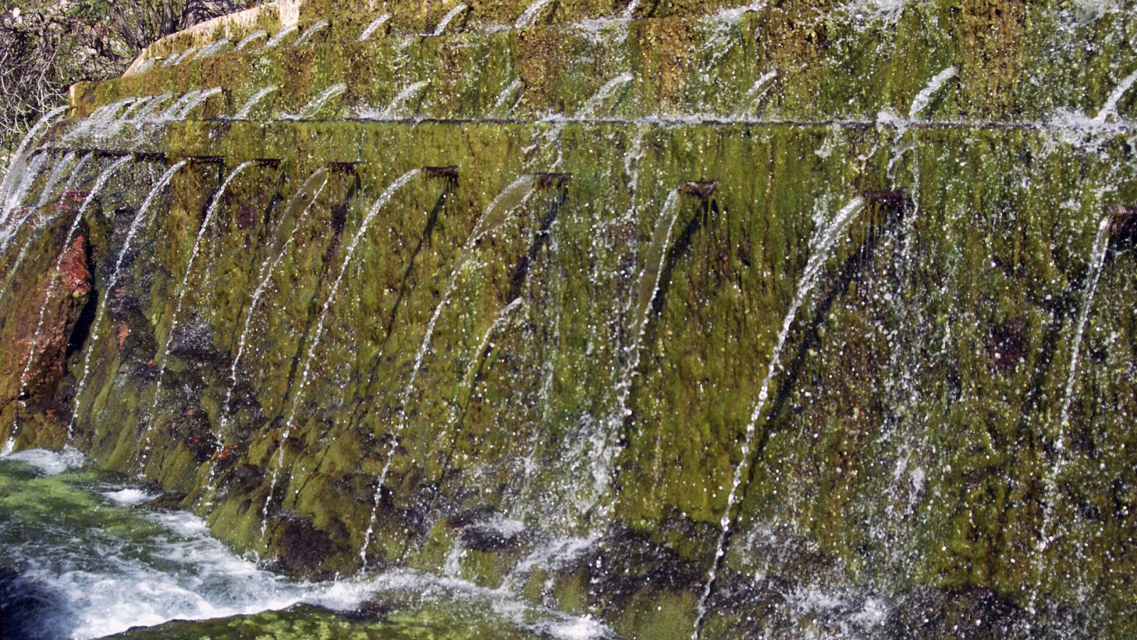 shutterstock 53152267 - Source of ten pipes, Villanueva del Trabuco