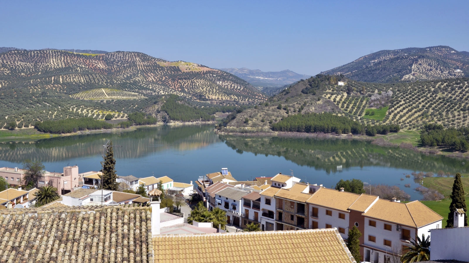 shutterstock 183667370 - Iznájar 