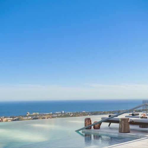 13_Alma_pool_side